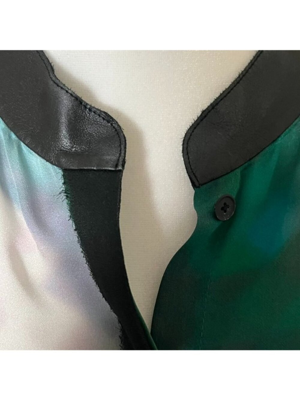 Elie Tahari Silk Blouse Leather Collar Emerald Abstract Print Quiet Luxury L - Picture 5 of 13